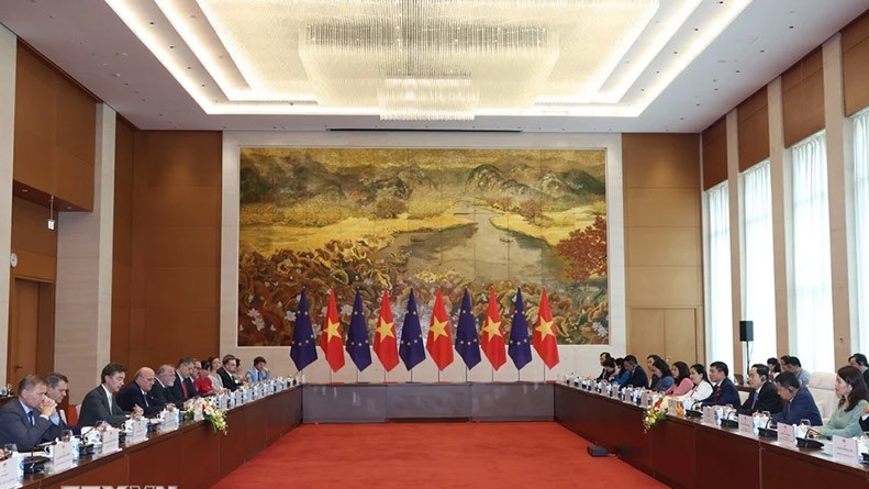 NA Chairman Tran Thanh Man hosts European diplomats