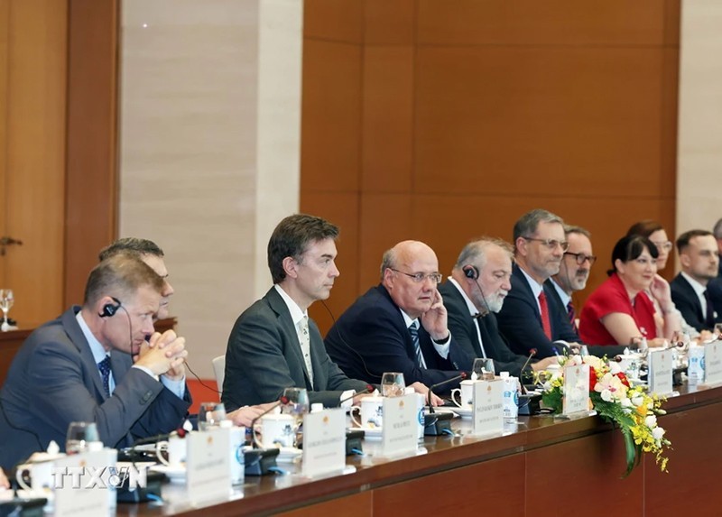 NA Chairman Tran Thanh Man hosts European diplomats