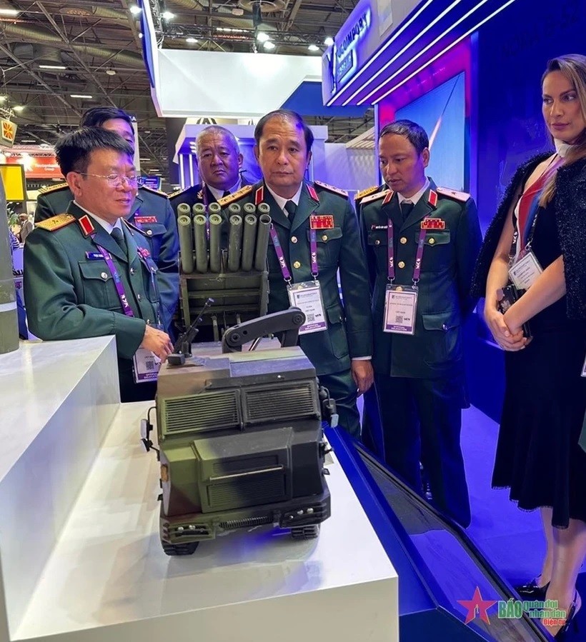 Vietnam Defence delegation attends largest int’l land, air-land defence, security exhibition in Paris Vietnam Defence delegation attends largest int’l land, air-land defence, security exhibition EUROSATORY 2024