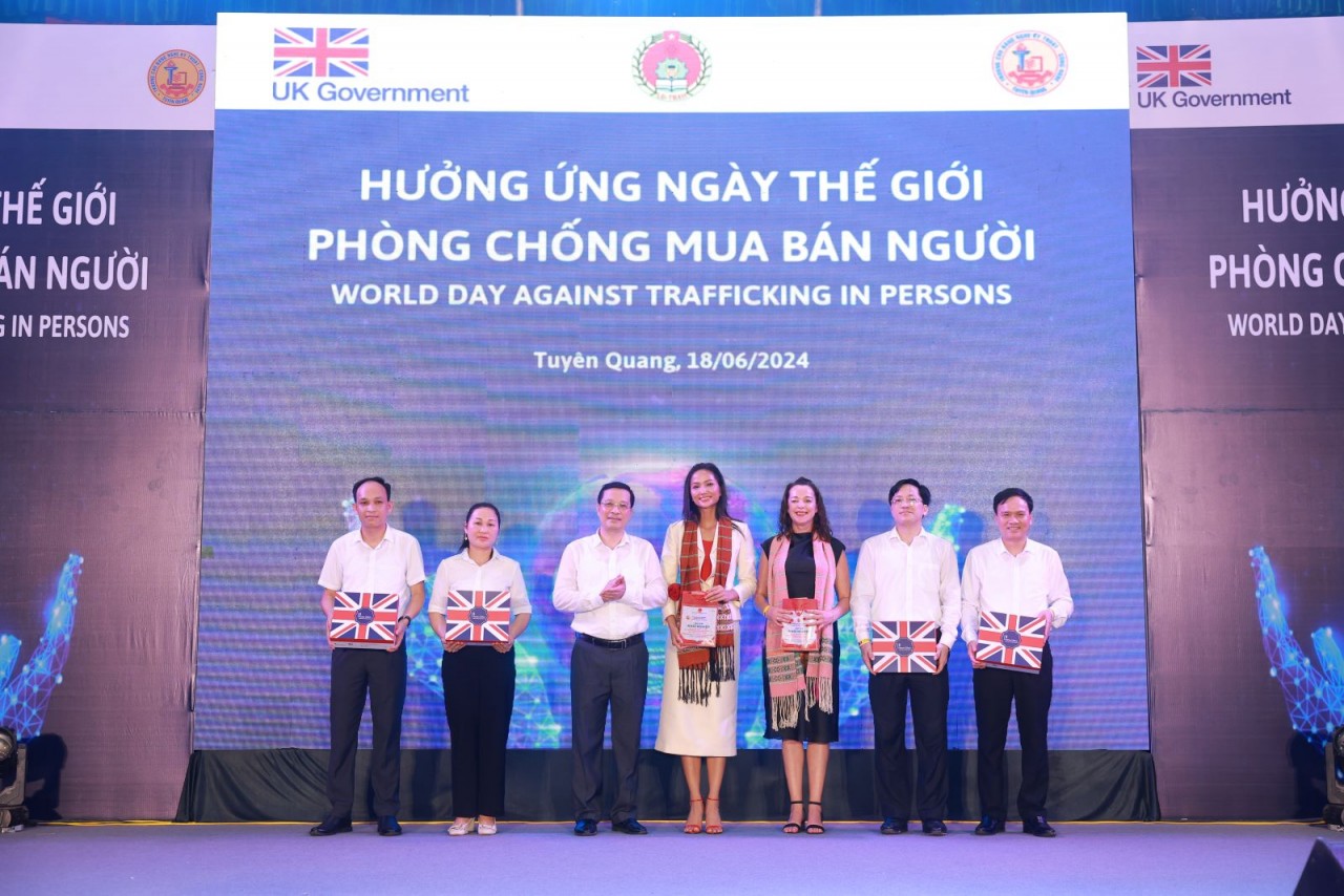 Miss H'hen Nie attended the event to commemorate the National Day against Trafficking in Persons Miss H'hen Nie attended the event to commemorate the National Day against Trafficking in Persons