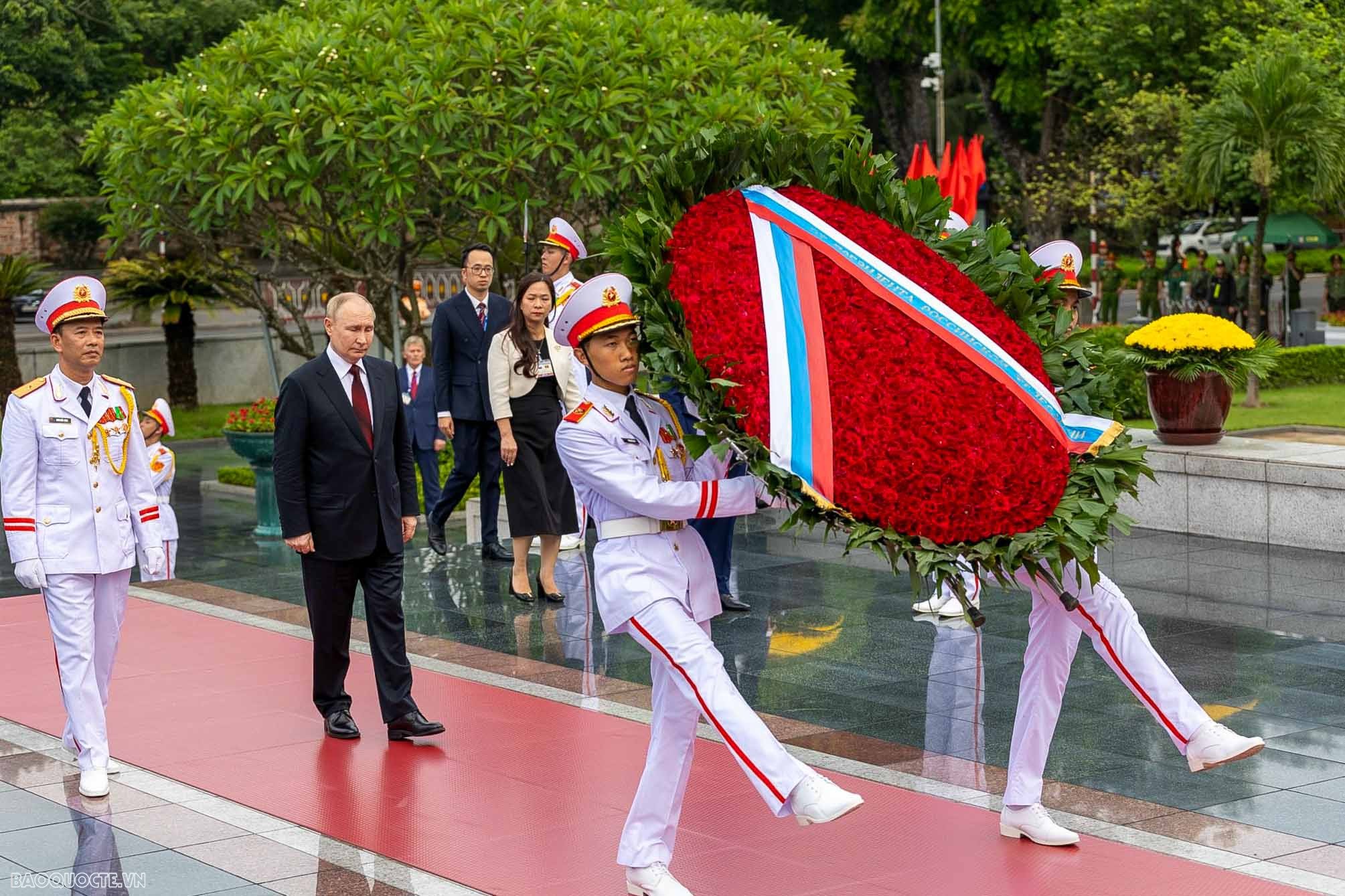 Russian President Vladimir Putin pays tribute to President Ho Chi Minh