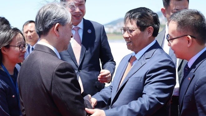 PM Pham Minh Chinh arrives in China for WEF meeting, working sessions