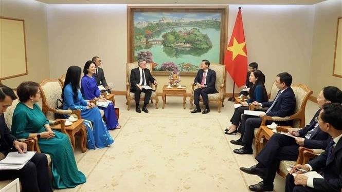 Deputy PM Le Mnh Khai receives Group Chairman of Standard Chartered in Hanoi