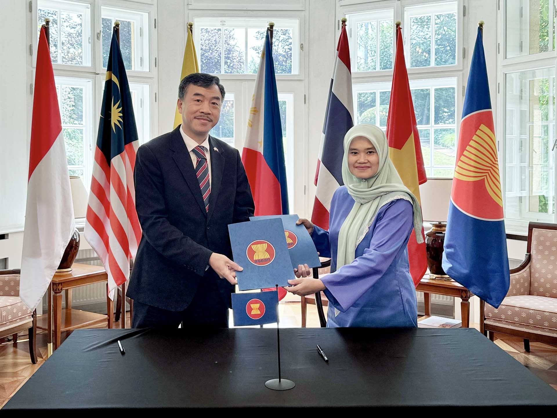 Đại sứ Malaysia Suzilah Mohd Sidek và Đại sứ Dương Hoài Nam ký kết Biên bản chính thức chuyển giao vai trò Chủ tịch luân phiên Ủy ban ASEAN. Đại sứ Malaysia Suzilah Mohd Sidek và Đại sứ Dương Hoài Nam ký kết Biên bản chính thức chuyển giao vai trò Chủ tịch luân phiên Ủy ban ASEAN.