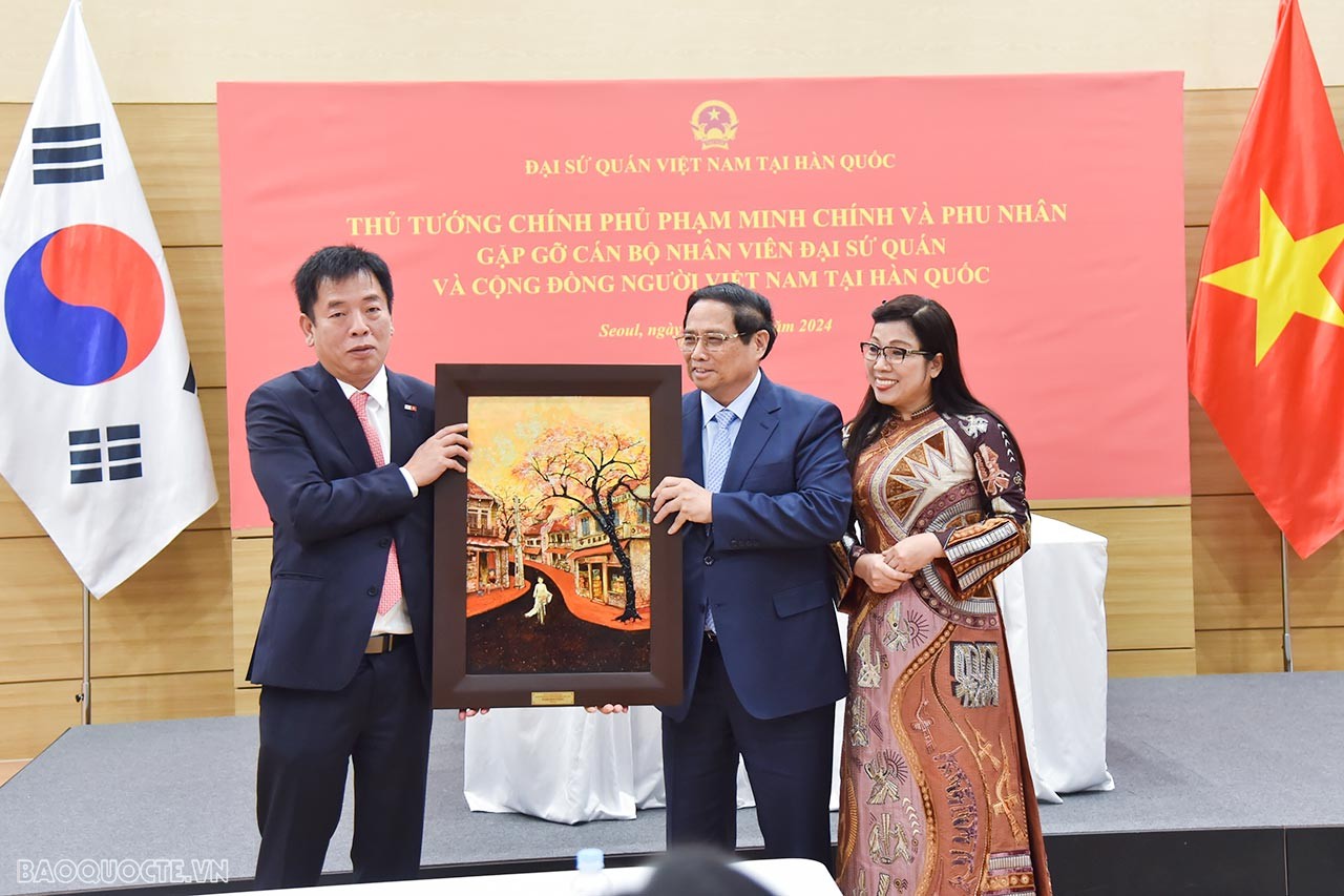 Prime Minister Pham Minh Chinh meets Vietnamese people in RoK