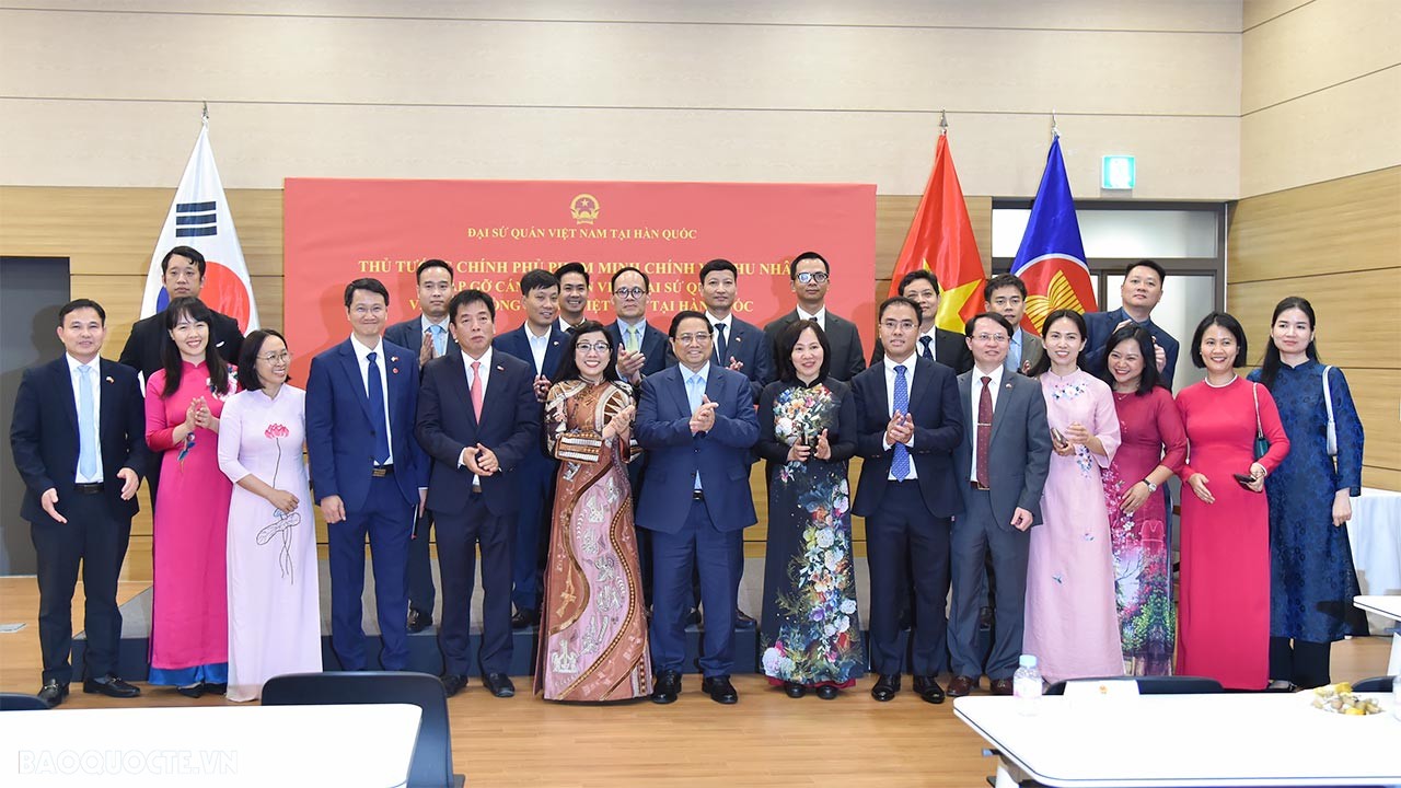 Prime Minister Pham Minh Chinh meets Vietnamese people in RoK
