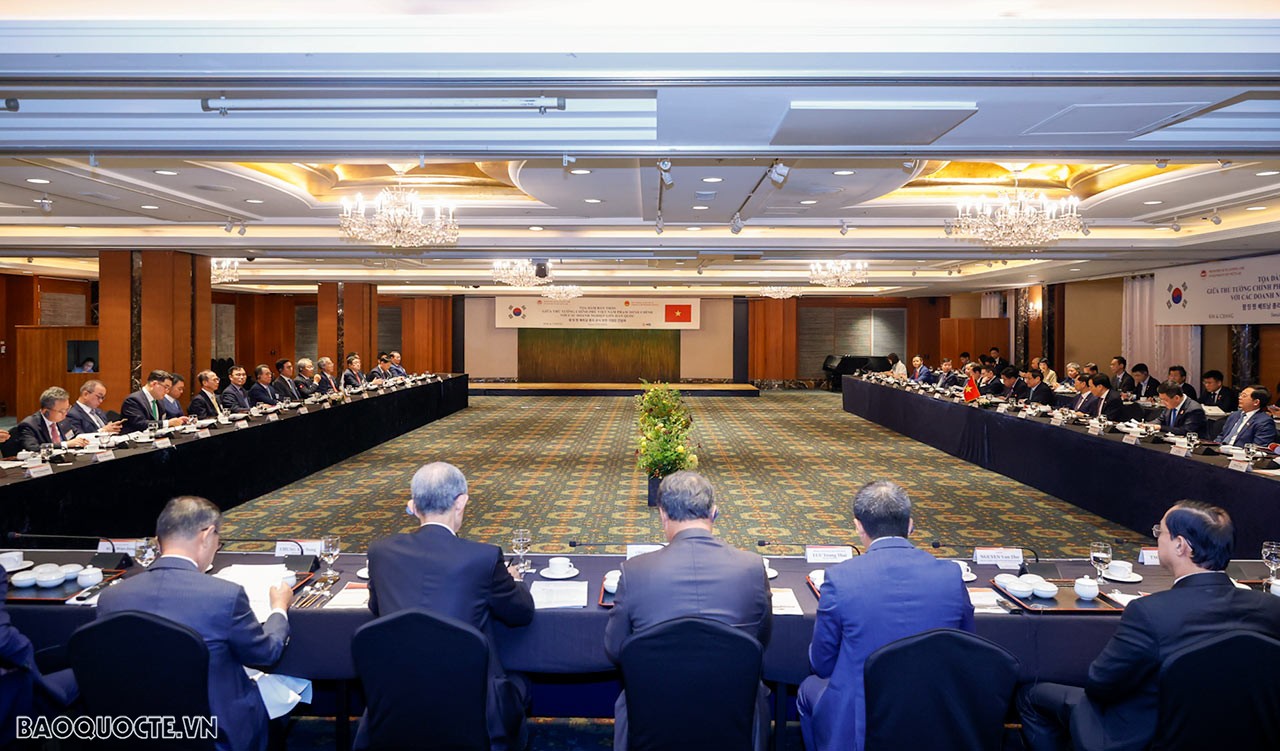 PM Pham Minh Chinh held working breakfast with leaders of some RoK major businesses in Seoul