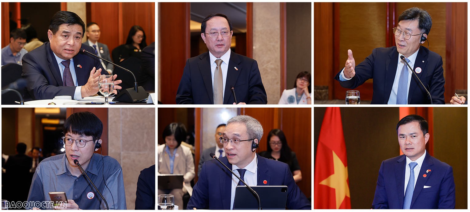 PM Pham Minh Chinh has a working lunch with RoK experts and scientists in semiconductor, AI in Seoul PM Pham Minh Chinh has a working lunch with RoK experts and scientists in semiconductor, AI in Seoul