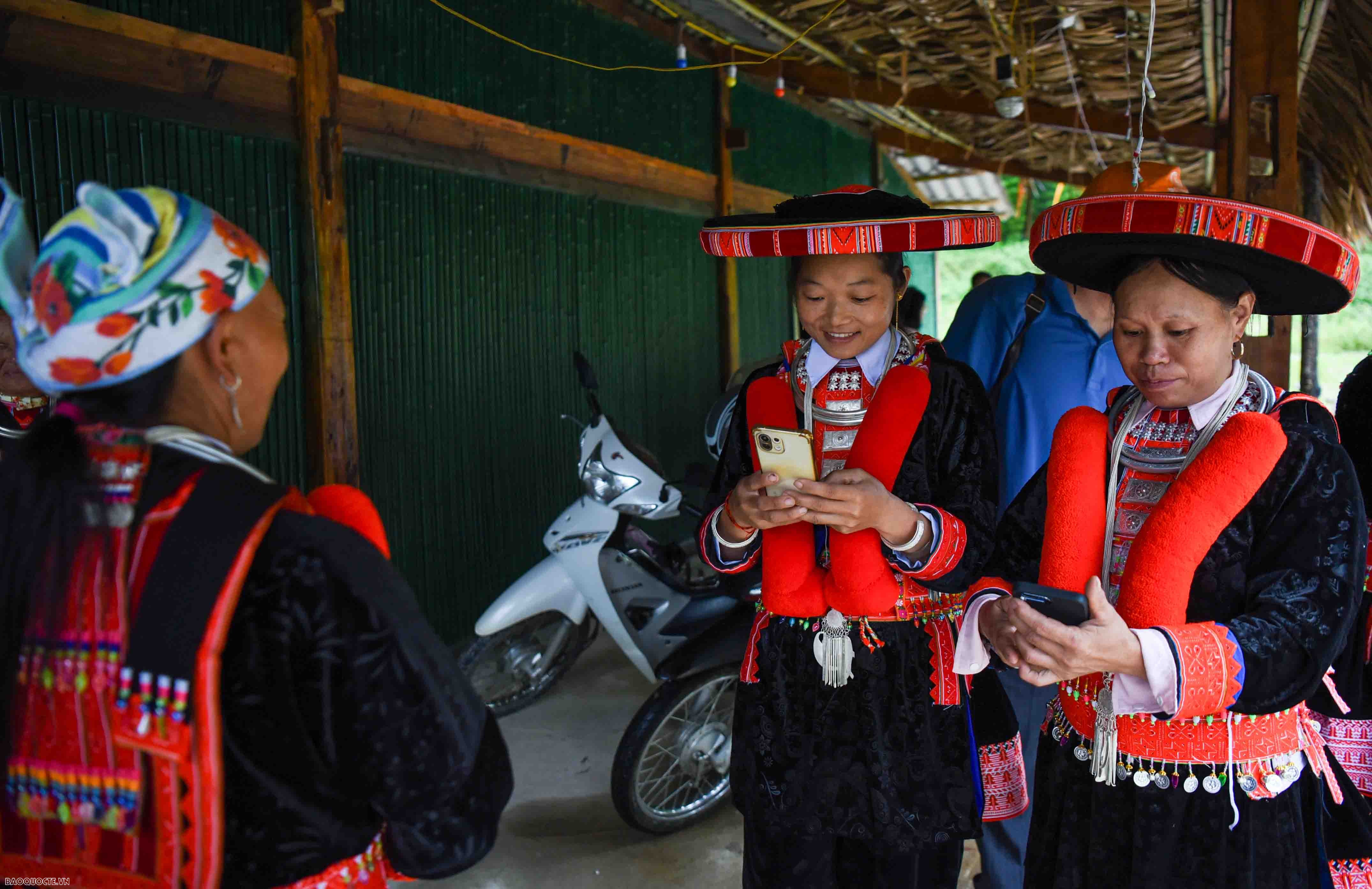 Bà con dân tộc Dao đỏ, Cao Bằng. (Ảnh: Nguyễn Hồng) Bà con dân tộc Dao đỏ, Cao Bằng. (Ảnh: Nguyễn Hồng)