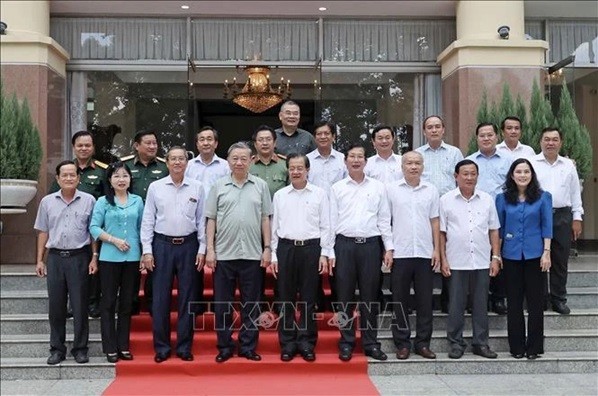 President To Lam (front, fourth from left) and officials of An Giang province in a group photo on July 6. (Photo: VNA) President To Lam (front, fourth from left) and officials of An Giang province in a group photo on July 6. (Photo: VNA)