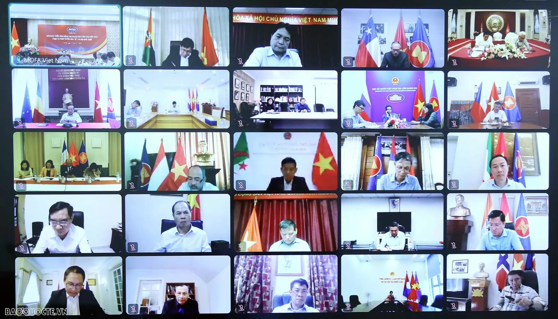 Đại sứ, Trưởng Cơ quan đại diện Việt Nam ở nước ngoài tham dự Hội nghị trực tuyến. Đại sứ, Trưởng Cơ quan đại diện Việt Nam ở nước ngoài tham dự Hội nghị trực tuyến.