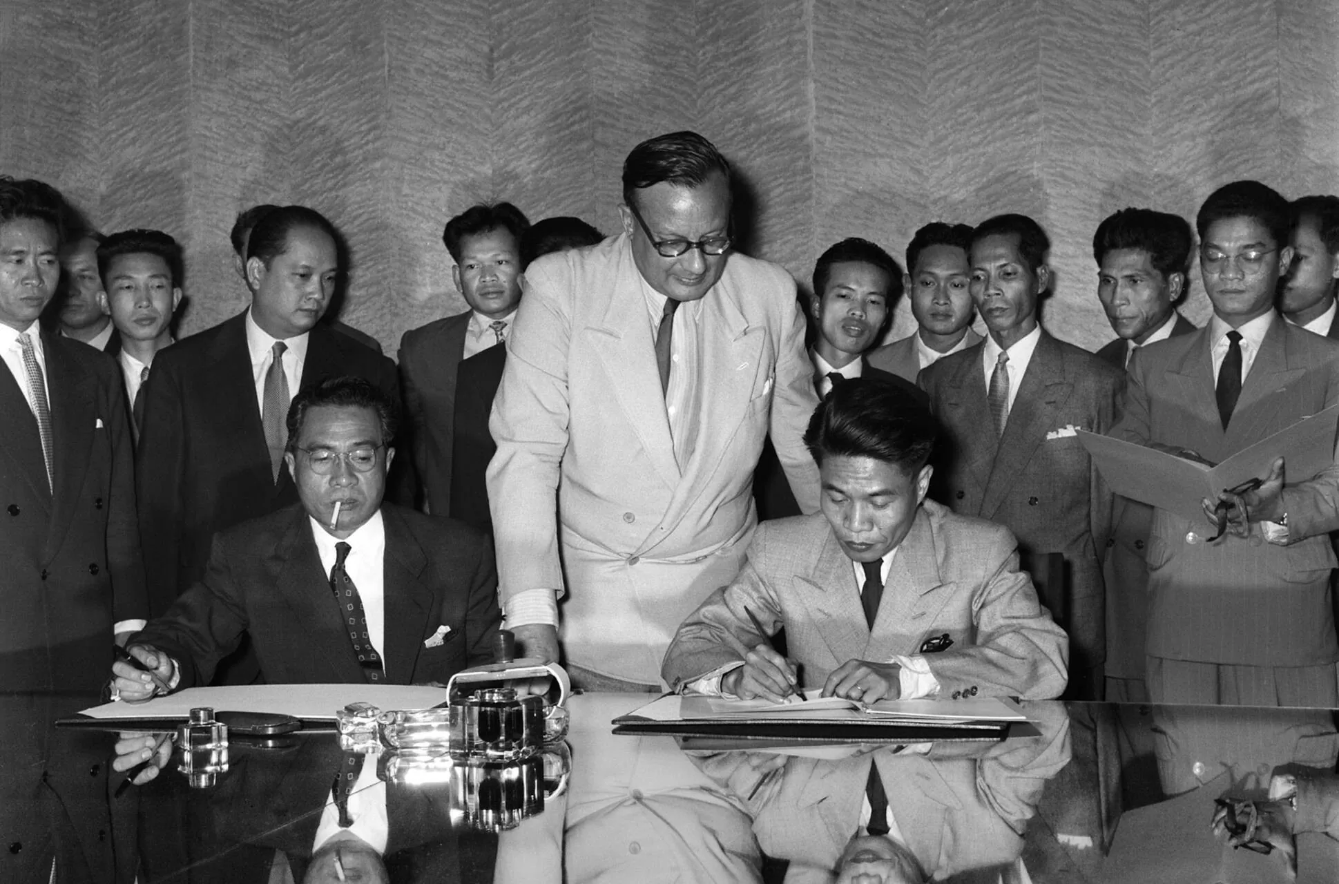 The similarities and differences of the Geneva accords with other agreements on ending the war in Vietnam The similarities and differences of the Geneva accords with other agreements on ending the war in Vietnam