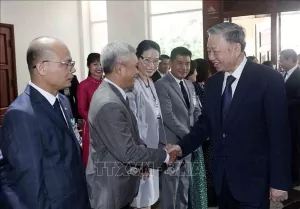 President To Lam meets Vietnamese people in Laos President To Lam meets Vietnamese people in Laos