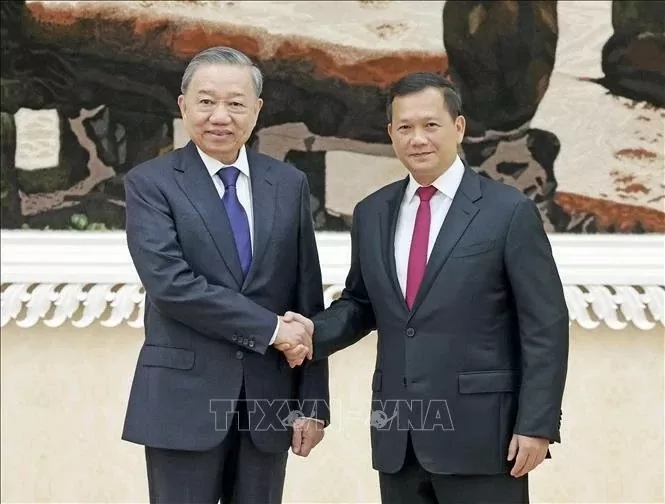 President To Lam (left) and Cambodian Prime Minister Samdech Moha Bovor Thipadei Hun Manet. (Photo: VNA) President To Lam (left) and Cambodian Prime Minister Samdech Moha Bovor Thipadei Hun Manet. (Photo: VNA)