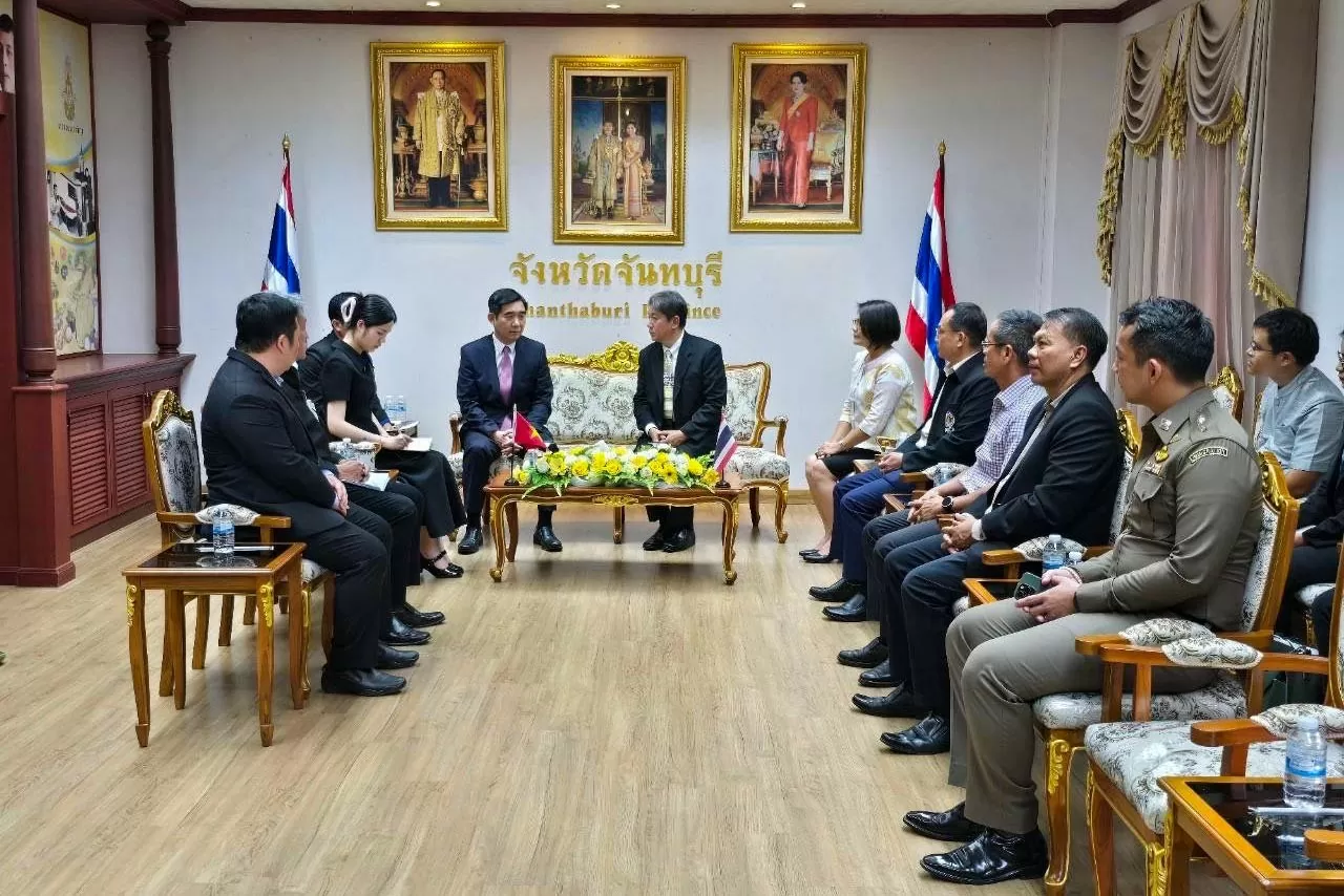 Đại sứ Phạm Việt Hùng tại buổi làm việc với Tỉnh trưởng tỉnh Chanthaburi. Đại sứ Phạm Việt Hùng tại buổi làm việc với Tỉnh trưởng tỉnh Chanthaburi.
