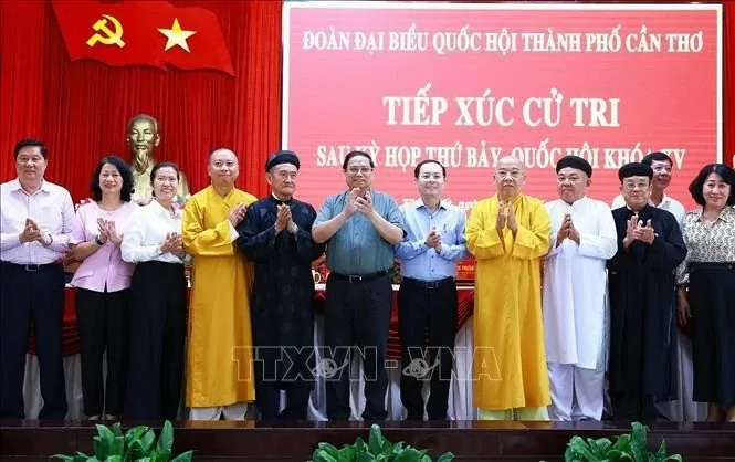 PM Pham Minh Chinh (sixth from left) meets with voters in Can Tho city. PM Pham Minh Chinh (sixth from left) meets with voters in Can Tho city.