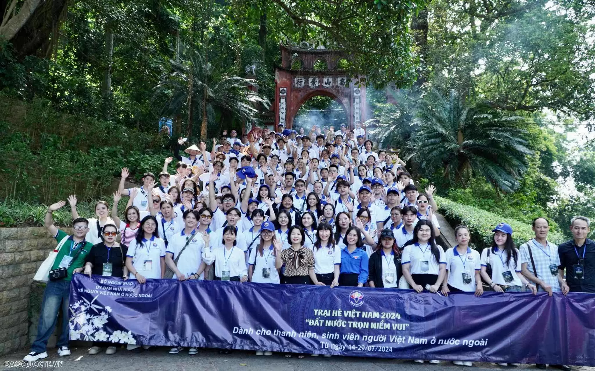 Đoàn thanh niên, sinh viên kiều bào đã hành hương về Đền Hùng – Phú Thọ do Vụ trưởng Vụ Văn hóa - Thông tin, Ủy ban Nhà nước về người Việt Nam ở nước ngoài Phạm Thị Kim Hoa làm trưởng đoàn. (Ảnh: Tuấn Việt) Đoàn thanh niên, sinh viên kiều bào đã hành hương về Đền Hùng – Phú Thọ do Vụ trưởng Vụ Văn hóa - Thông tin, Ủy ban Nhà nước về người Việt Nam ở nước ngoài Phạm Thị Kim Hoa làm trưởng đoàn. (Ảnh: Tuấn Việt)