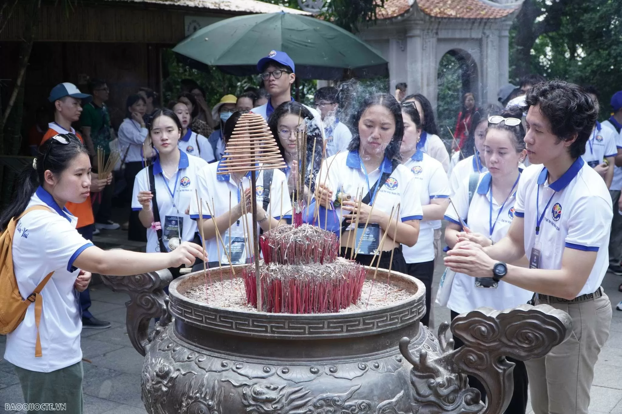 Đoàn đã đến dâng hương tại Đền Quốc Tổ Lạc Long Quân, dâng hương tưởng nhớ các Vua Hùng tại Đền Hạ, Đền Trung, Đền Thượng và Đền Giếng. (Ảnh: Tuấn Việt) Đoàn đã đến dâng hương tại Đền Quốc Tổ Lạc Long Quân, dâng hương tưởng nhớ các Vua Hùng tại Đền Hạ, Đền Trung, Đền Thượng và Đền Giếng. (Ảnh: Tuấn Việt)