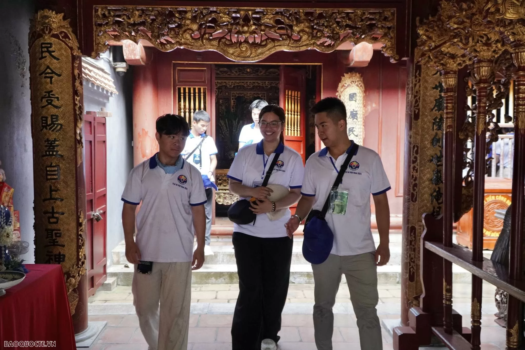 Tại buổi dâng hương, các bạn trẻ đã lắng nghe những câu chuyện lịch sử liên quan đến cha Lạc Long Quân, mẹ Âu Cơ và 18 đời Vua Hùng. Đồng thời, tìm hiểu về kiến trúc độc đáo của khu di tích Đền Hùng. (Ảnh: Tuấn Việt) Tại buổi dâng hương, các bạn trẻ đã lắng nghe những câu chuyện lịch sử liên quan đến cha Lạc Long Quân, mẹ Âu Cơ và 18 đời Vua Hùng. Đồng thời, tìm hiểu về kiến trúc độc đáo của khu di tích Đền Hùng. (Ảnh: Tuấn Việt)