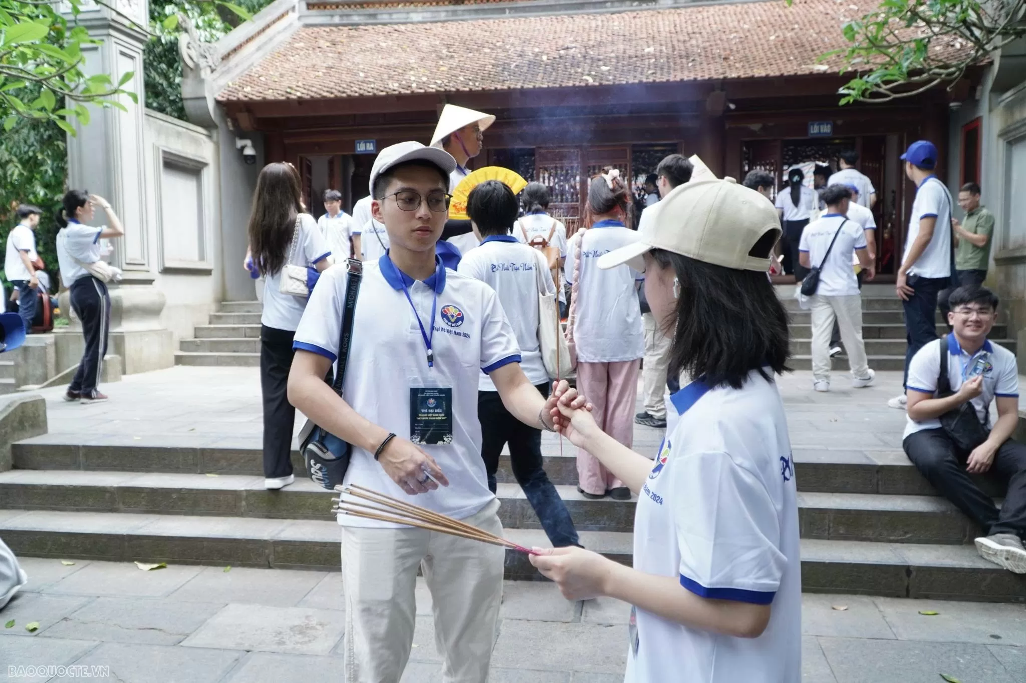 Từng thanh niên, sinh viên trao cho nhau những nén hương thành kính dâng lên những vị Vua Hùng và các bậc tiền nhân. (Ảnh: Tuấn Việt) Từng thanh niên, sinh viên trao cho nhau những nén hương thành kính dâng lên những vị Vua Hùng và các bậc tiền nhân. (Ảnh: Tuấn Việt)