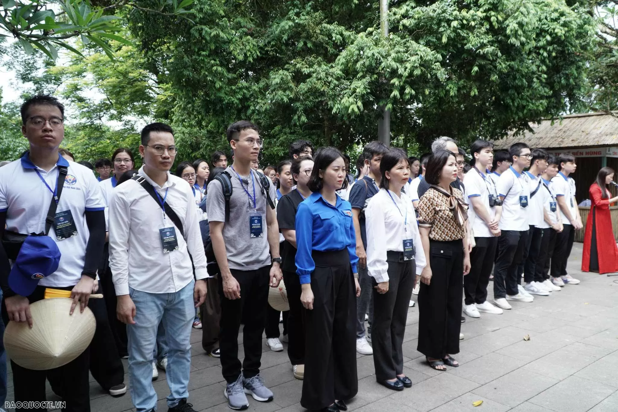 Trước anh linh các Vua Hùng và các bậc tiền nhân đã có công dựng nước, đoàn kiều bào dâng hương và làm lễ báo công, bày tỏ lòng thành kính tri ân công đức Tổ Tiên. (Ảnh: Tuấn Việt) Trước anh linh các Vua Hùng và các bậc tiền nhân đã có công dựng nước, đoàn kiều bào dâng hương và làm lễ báo công, bày tỏ lòng thành kính tri ân công đức Tổ Tiên. (Ảnh: Tuấn Việt)