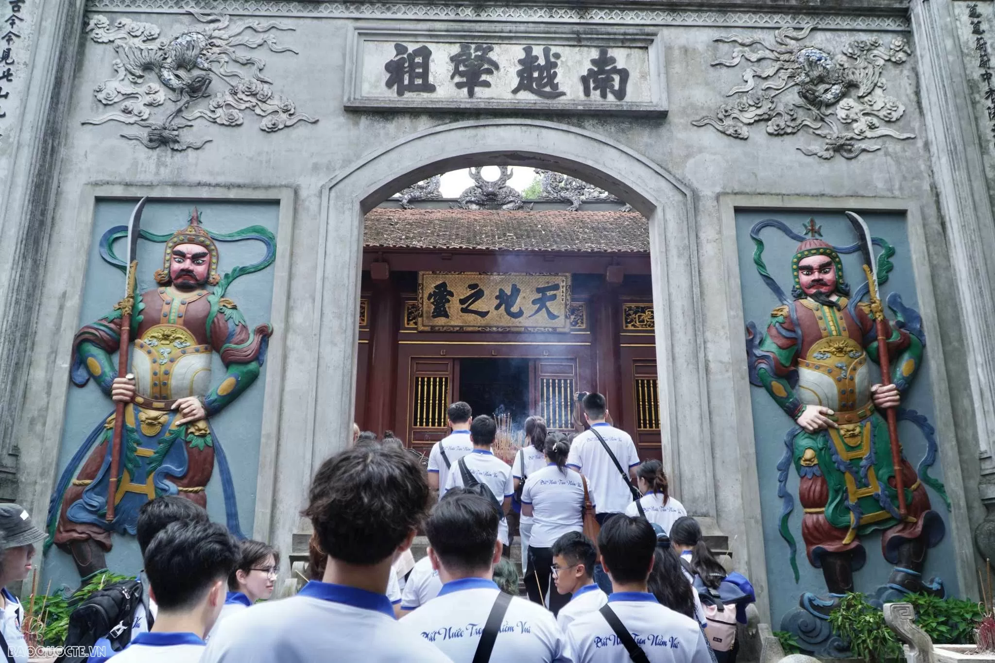 Đoàn đã đến dâng hương tại Đền Quốc Tổ Lạc Long Quân, dâng hương tưởng nhớ các Vua Hùng tại Đền Hạ, Đền Trung, Đền Thượng và Đền Giếng. (Ảnh: Tuấn Việt) Đoàn đã đến dâng hương tại Đền Quốc Tổ Lạc Long Quân, dâng hương tưởng nhớ các Vua Hùng tại Đền Hạ, Đền Trung, Đền Thượng và Đền Giếng. (Ảnh: Tuấn Việt)