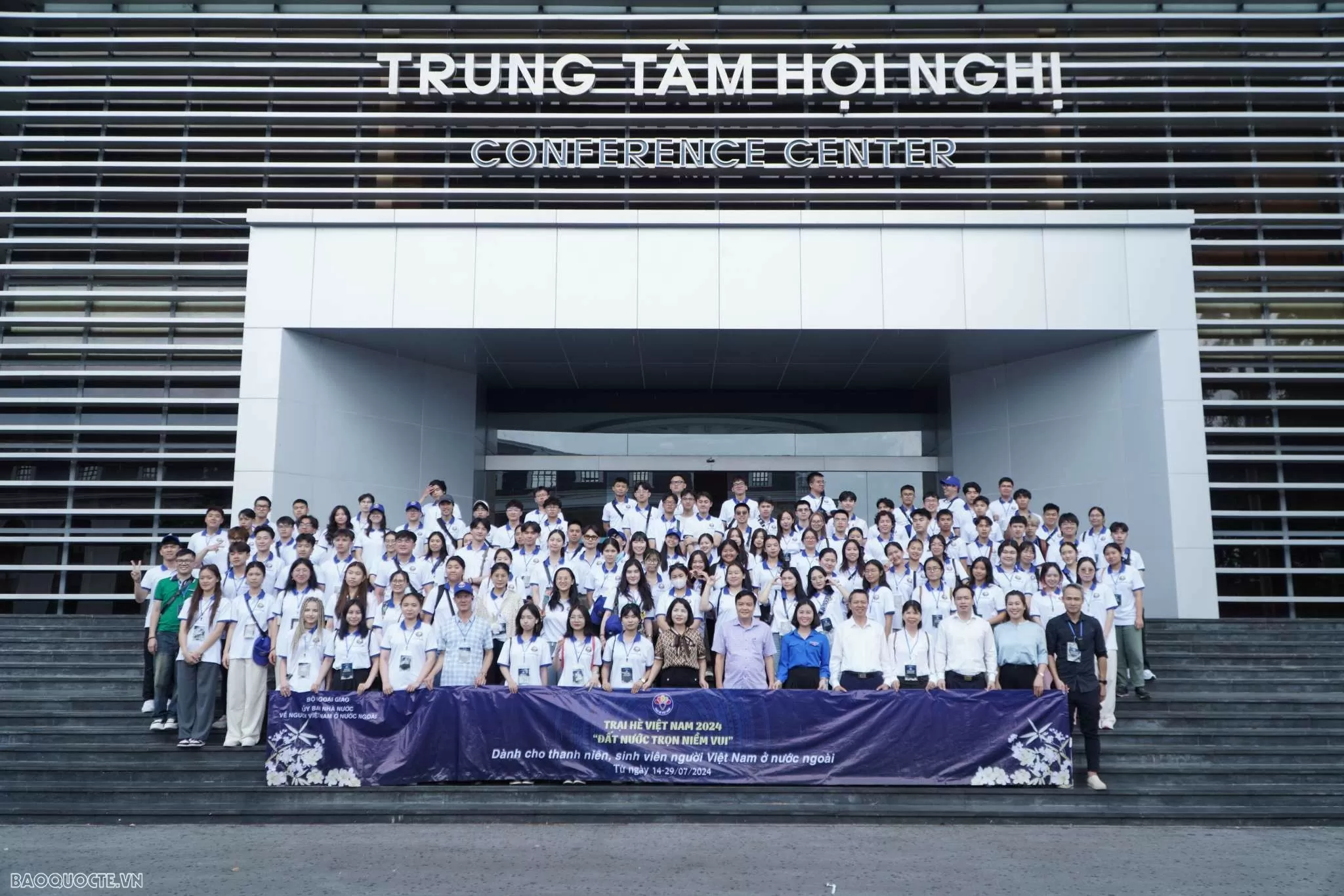 Sau chuyến hành hương, Đoàn Trại hè Việt Nam 2024 đã gặp và chụp ảnh với lãnh đạo UBND tỉnh Phú Thọ, Sở Ngoại vụ tỉnh Phú Thọ tại trung tâm hội nghị tỉnh. (Ảnh: Tuấn Việt) Sau chuyến hành hương, Đoàn Trại hè Việt Nam 2024 đã gặp và chụp ảnh với lãnh đạo UBND tỉnh Phú Thọ, Sở Ngoại vụ tỉnh Phú Thọ tại trung tâm hội nghị tỉnh. (Ảnh: Tuấn Việt)