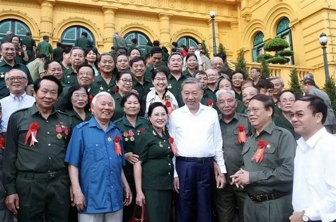 President To Lam receives former Youth Volunteers hailing as source of national pride President To Lam receives former Youth Volunteers hailing as source of national pride
