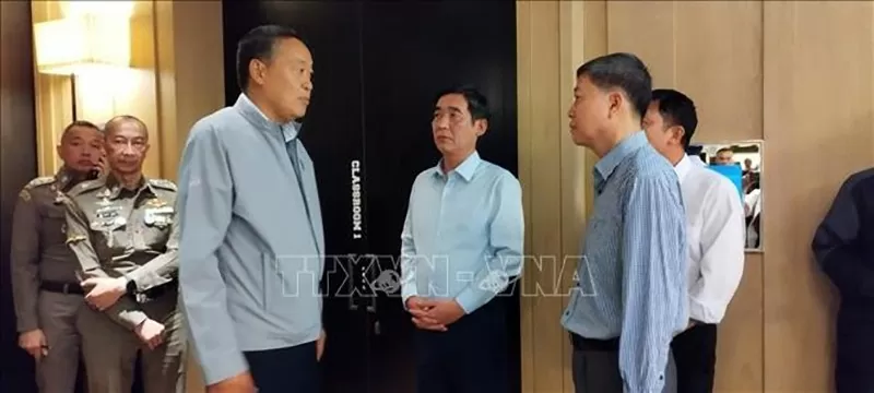 undefined Thủ tướng Thái Lan Srettha Thavisin và Đại sứ Việt Nam tại Thái Lan Phạm Việt Hùng (thứ 4, từ trái sang) tới hiện trường vụ việc. (Nguồn: TTXVN)