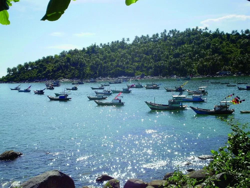 Trên nền xanh thẫm của đại dương, Hòn Sơn (Hòn Sơn Rái) hiện lên như một dải lụa khổng lồ. (Nguồn: Chudu24) Trên nền xanh thẫm của đại dương, Hòn Sơn (Hòn Sơn Rái) hiện lên như một dải lụa khổng lồ. (Nguồn: Chudu24)