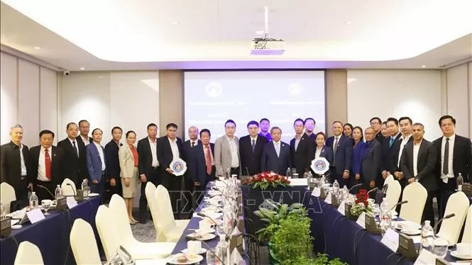 Lãnh đạo Trung ương Hội Hữu nghị Việt Nam-Lào, Lào-Việt Nam chụp ảnh với doanh nghiệp hai nước Việt Nam-Lào. (Nguồn: TTXVN) Lãnh đạo Trung ương Hội Hữu nghị Việt Nam-Lào, Lào-Việt Nam chụp ảnh với doanh nghiệp hai nước Việt Nam-Lào. (Nguồn: TTXVN)