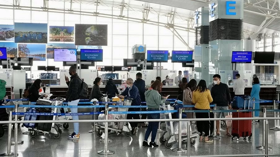 Hành khách làm thủ tục tại sân bay Nội Bài. (Nguồn: Thanh Niên) Hành khách làm thủ tục tại sân bay Nội Bài. (Nguồn: Thanh Niên)