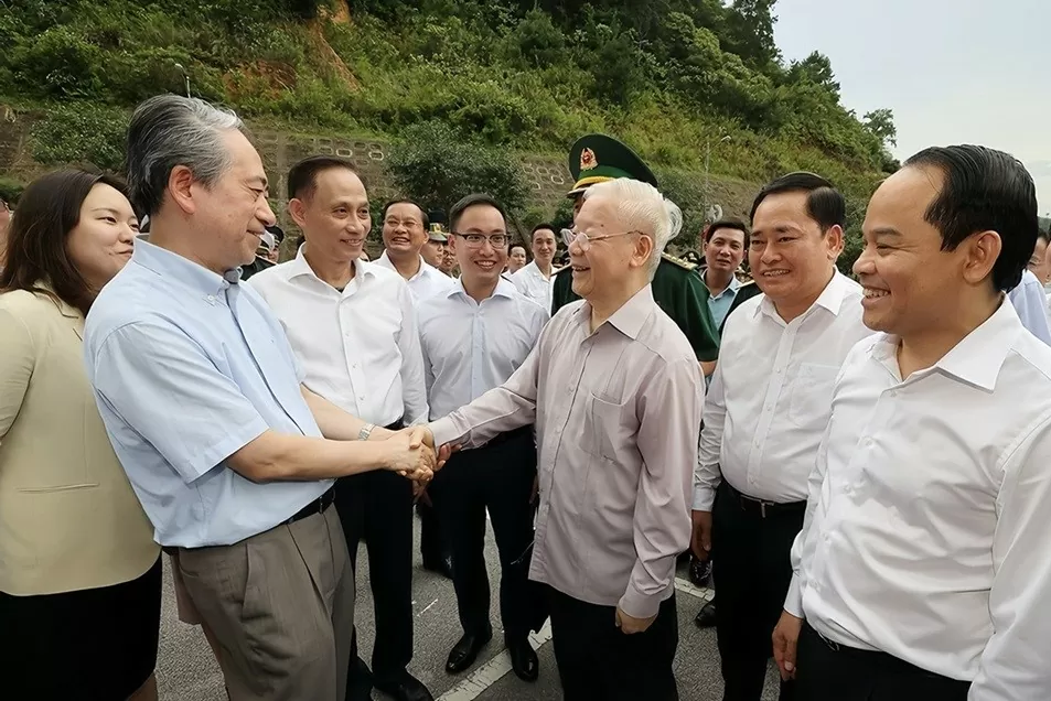 Tổng Bí thư Nguyễn Phú Trọng và Đại sứ Hùng Ba thăm cửa khẩu quốc tế Hữu Nghị hồi tháng 8/2023. Ảnh: TTXVN Tổng Bí thư Nguyễn Phú Trọng và Đại sứ Hùng Ba thăm cửa khẩu quốc tế Hữu Nghị hồi tháng 8/2023. Ảnh: TTXVN