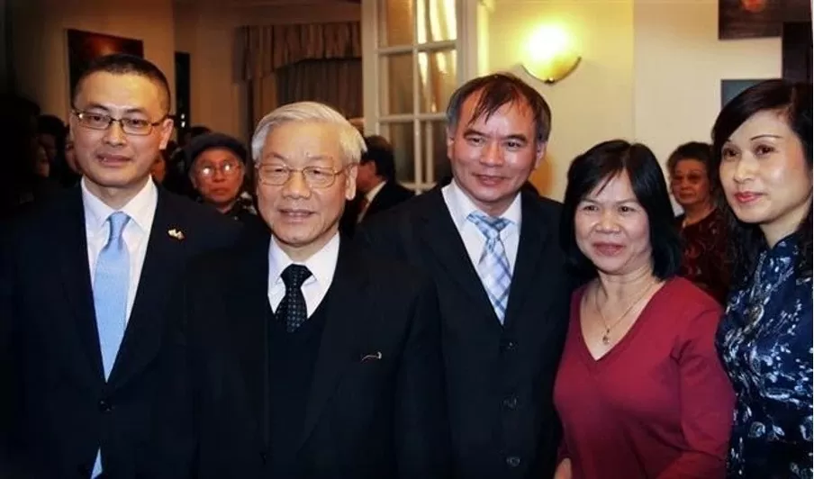 Photograph Vu Kim Thanh (centre) and his wife pose for a group photo with Party General Secretary Nguyen Phu Trong during the leader's visit to the UK in 2013. (Photo: VNA) Photograph Vu Kim Thanh (centre) and his wife pose for a group photo with Party General Secretary Nguyen Phu Trong during the leader's visit to the UK in 2013. (Photo: VNA)