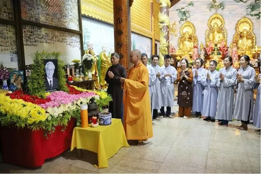 Buddhist monks, nuns, and followers in Laos burn incense in commemoration of Party General Secretary Nguyen Phu Trong. (Photo: VNA) Buddhist monks, nuns, and followers in Laos burn incense in commemoration of Party General Secretary Nguyen Phu Trong. (Photo: VNA)