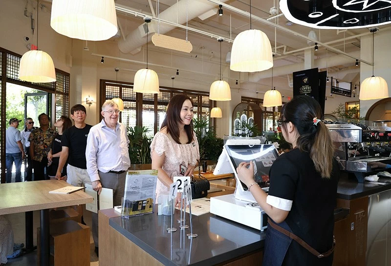 The Trung Nguyen Legend coffee space shop at 909 Story Road, Unit 100, San Jose, attracts many coffee enthusiasts who come to experience the culture and enjoy Vietnamese and global coffee on the opening day. The Trung Nguyen Legend coffee space shop at 909 Story Road, Unit 100, San Jose, attracts many coffee enthusiasts who come to experience the culture and enjoy Vietnamese and global coffee on the opening day.