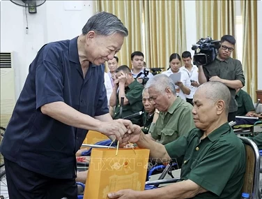 President visits war invalids, sick soldiers in Bac Ninh province President visits war invalids, sick soldiers in Bac Ninh province