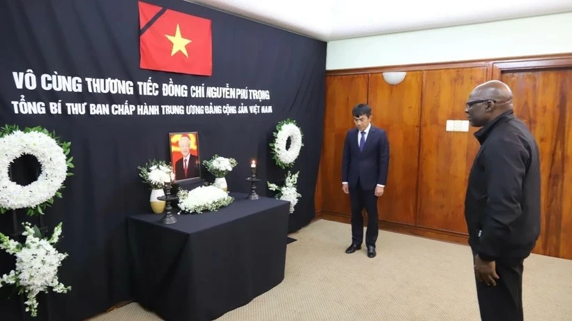 African political parties' leaders sign condolence books in memory of Party General Secretary Nguyen Phu Trong African political parties' leaders sign condolence books in memory of Party General Secretary Nguyen Phu Trong
