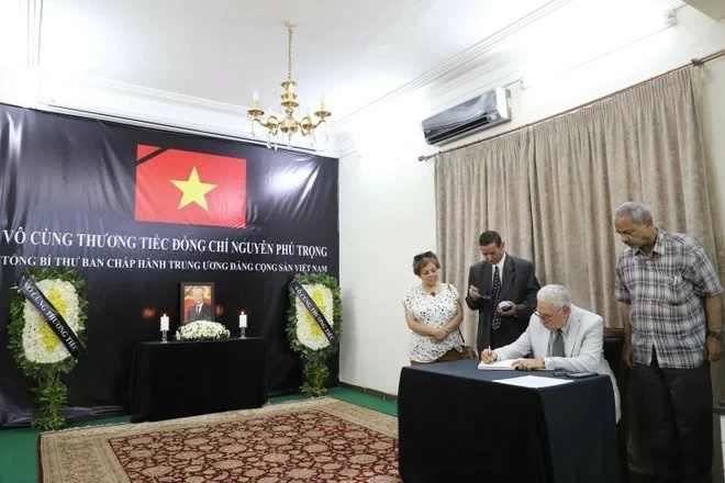 African political parties' leaders sign condolence books in memory of Party General Secretary Nguyen Phu Trong African political parties' leaders sign condolence books in memory of Party General Secretary Nguyen Phu Trong