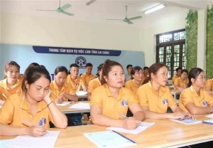Lai Chau workers receive help before going to RoK Lai Chau workers receive help before going to RoK