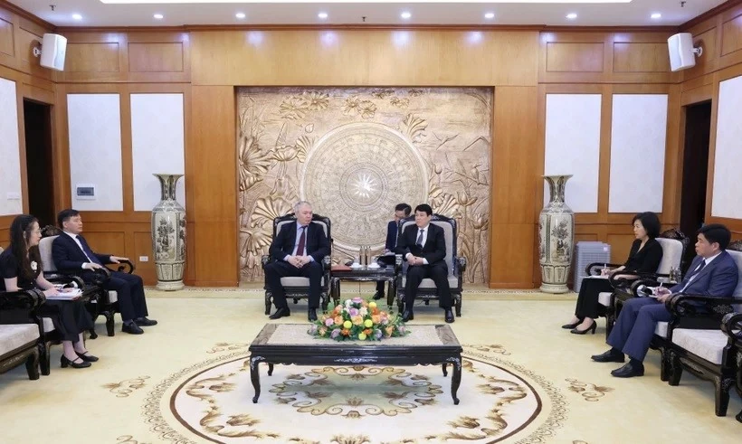 Party official receives representatives of Russian, Japanese Communist Parties Party Politburo member receives representatives of Russian, Japanese Communist Parties