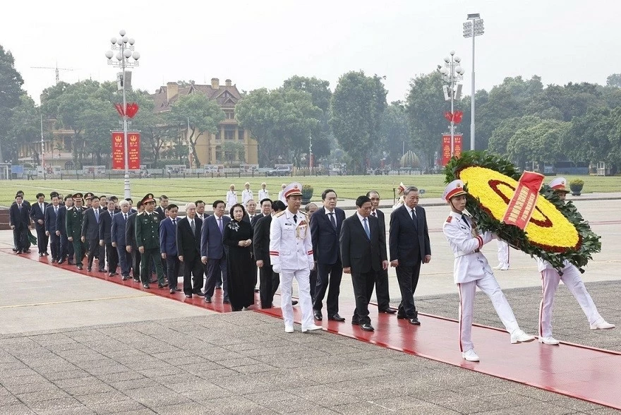 Đoàn đại biểu Ban Chấp hành Trung ương Đảng, Chủ tịch nước, Quốc hội, Chính phủ, Ủy ban Trung ương Mặt trận Tổ quốc Việt Nam đặt vòng hoa, vào Lăng viếng Chủ tịch Hồ Chí Minh . (Nguồn: VGP) Đoàn đại biểu Ban Chấp hành Trung ương Đảng, Chủ tịch nước, Quốc hội, Chính phủ, Ủy ban Trung ương Mặt trận Tổ quốc Việt Nam đặt vòng hoa, vào Lăng viếng Chủ tịch Hồ Chí Minh . (Nguồn: VGP)