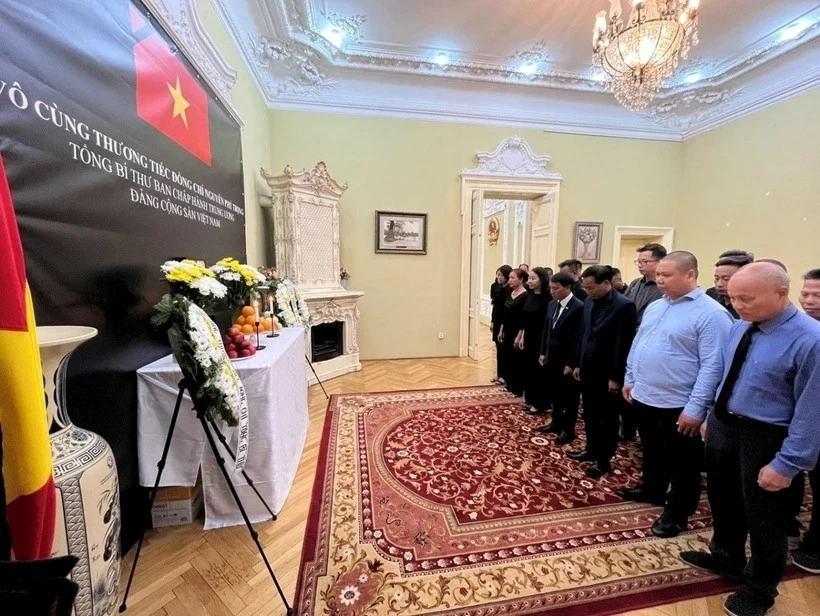 Overseas Vietnamese people in Romania pay respects to Party General Secretary Nguyen Phu Trong at the Vietnamese Embassy in Romania. (Photo: VNA) Overseas Vietnamese people in Romania pay respects to Party General Secretary Nguyen Phu Trong at the Vietnamese Embassy in Romania. (Photo: VNA)