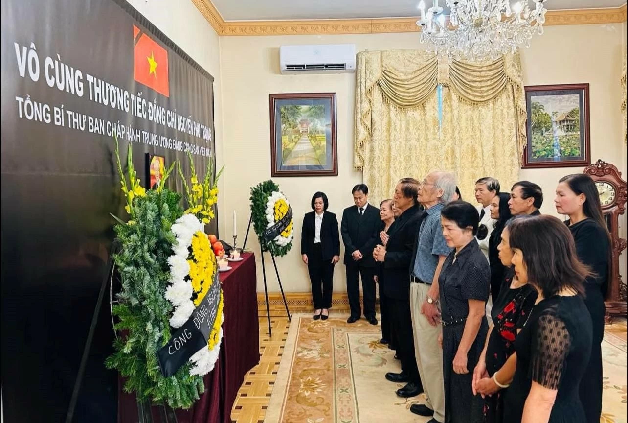 Bà con người Việt Nam ở Hungary đến viếng Tổng Bí thư tại Đại sứ quán Bà con người Việt Nam ở Hungary đến viếng Tổng Bí thư tại Đại sứ quán