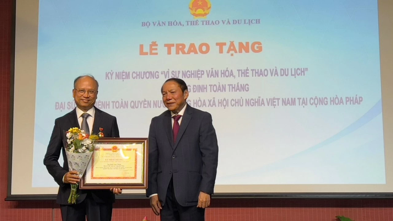 Vietnamese Ambassador to France Dinh Toan Thang (L) at the insignia awarding ceremony (Photo: VNA) Vietnamese Ambassador to France Dinh Toan Thang (L) at the insignia awarding ceremony (Photo: VNA)