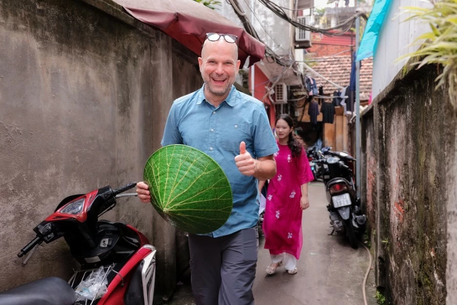 Assoc. Prof. Shannon Gramse enthusiastically savors the renowned Phở Thìn Bờ Hồ dish. Assoc. Prof. Shannon Gramse enthusiastically savors the renowned Phở Thìn Bờ Hồ dish.