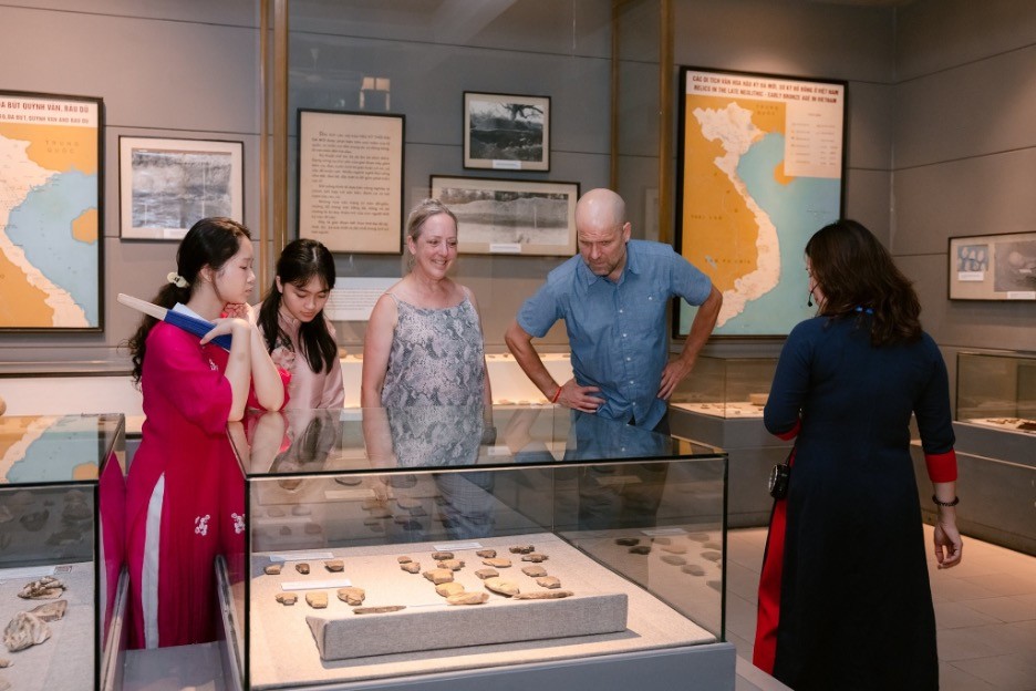 Assoc. Prof. Shannon gazed in admiration at the artifacts from the Funan culture. (Photo: Tran Duc Quyet) Assoc. Prof. Shannon gazed in admiration at the artifacts from the Funan culture. (Photo: Tran Duc Quyet)