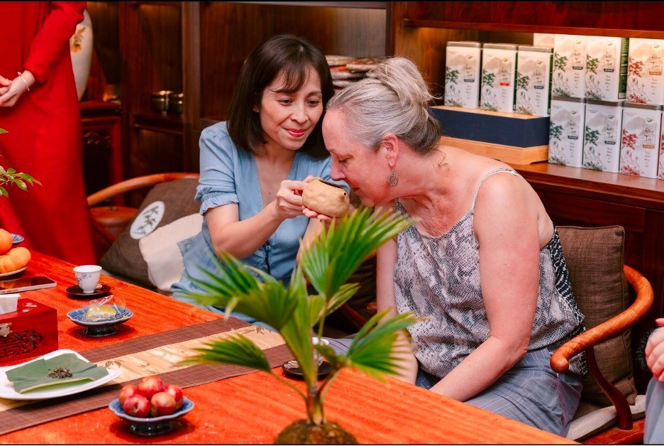 We invited Prof.Sarah to try the scent of