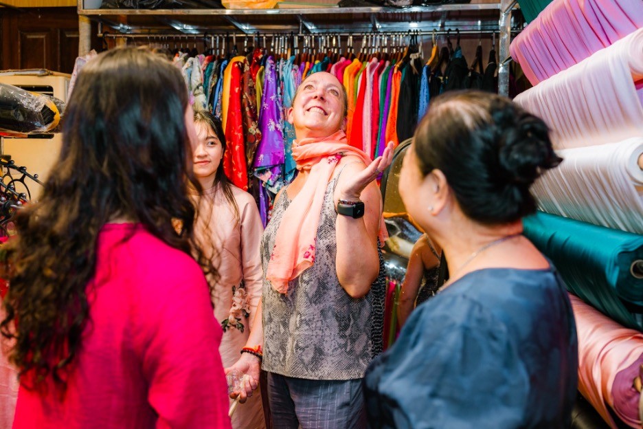 Prof. Sarah was profoundly moved by the elegant silk scarf from the Van Phuc silk village in Hanoi. (Photo: Tran Duc Quyet) Prof. Sarah was profoundly moved by the elegant silk scarf from the Van Phuc silk village in Hanoi. (Photo: Tran Duc Quyet)
