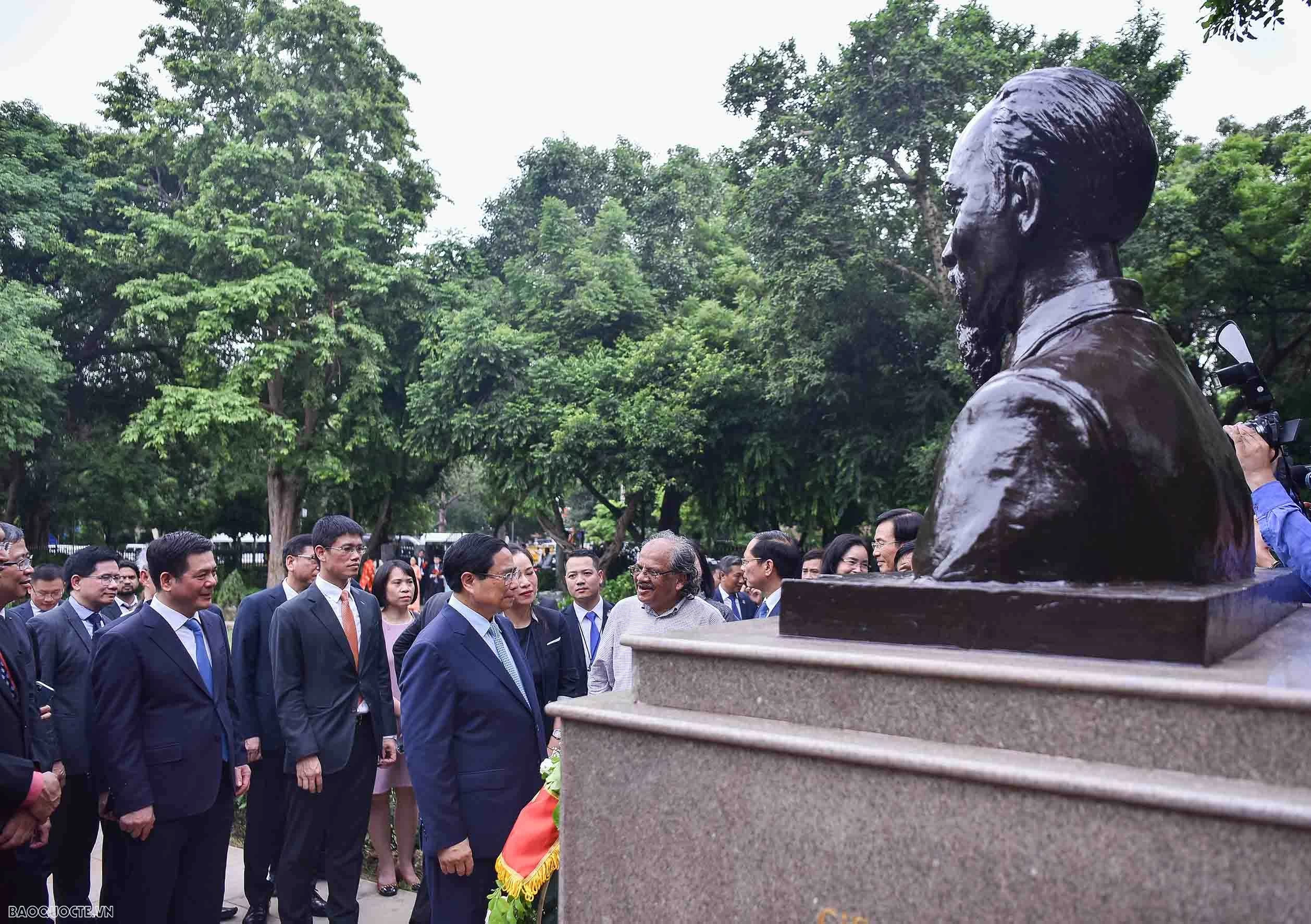 PM pays tribute to President Ho Chi Minh in New Delhi PM pays tribute to President Ho Chi Minh in New Delhi